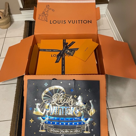 Brand new 2024 holiday Louis Vuitton packaging - Picture 2 of 5